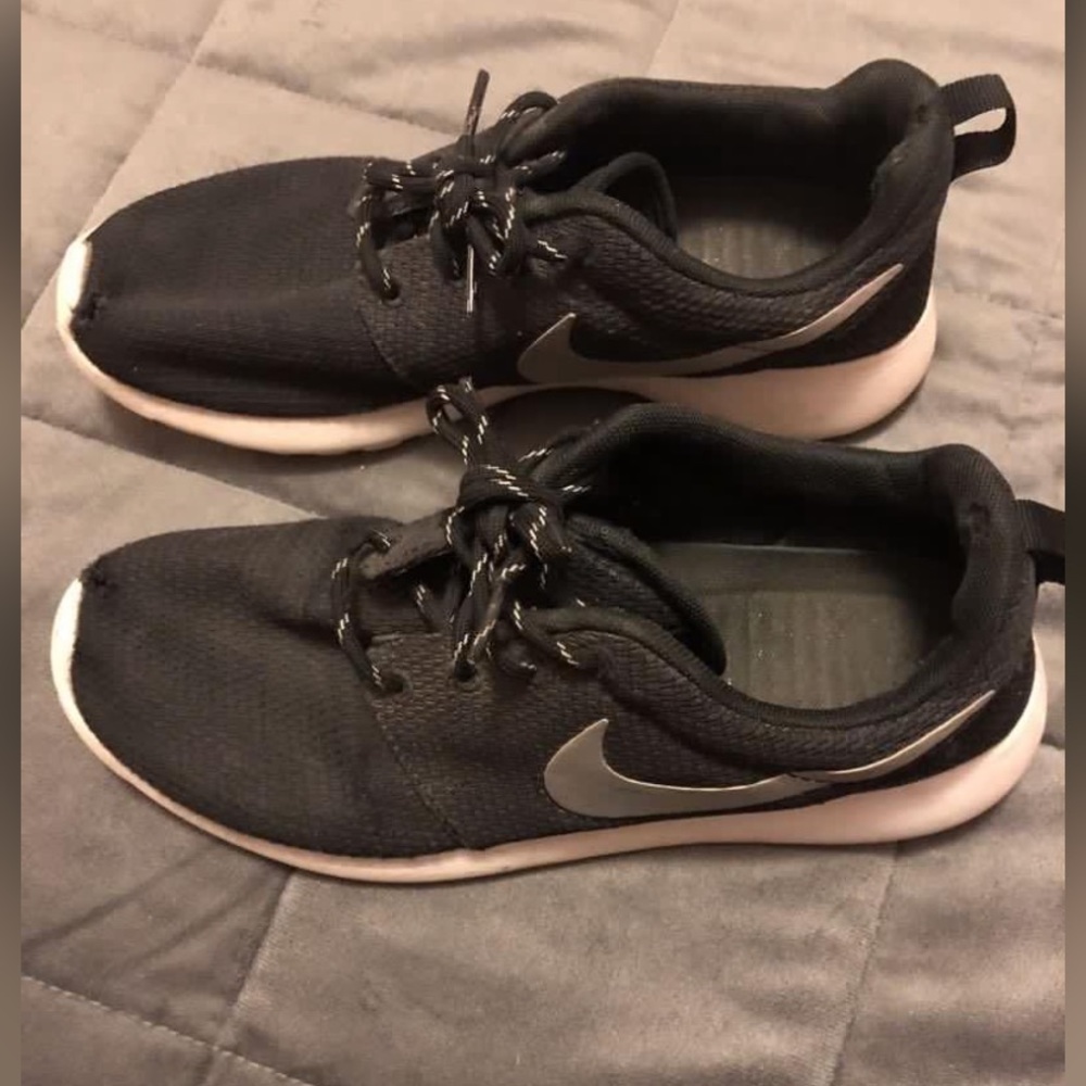 Black Nike Roche Runs - Picture 3 of 4